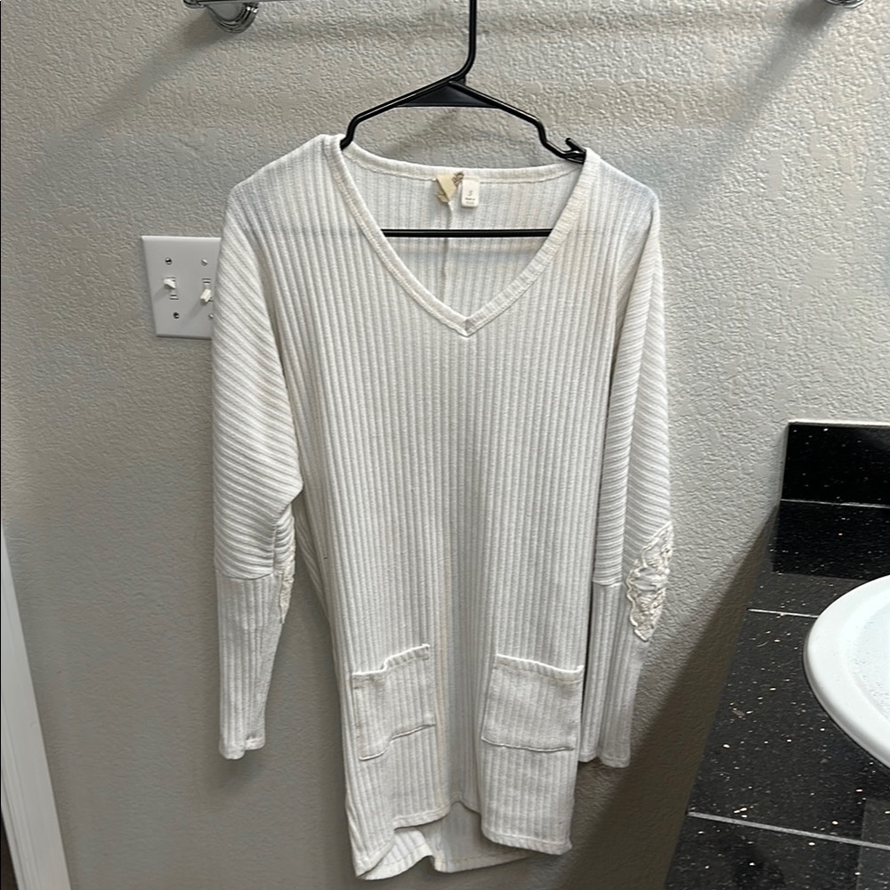 White Ribbed V-Neck Sweater with Pockets